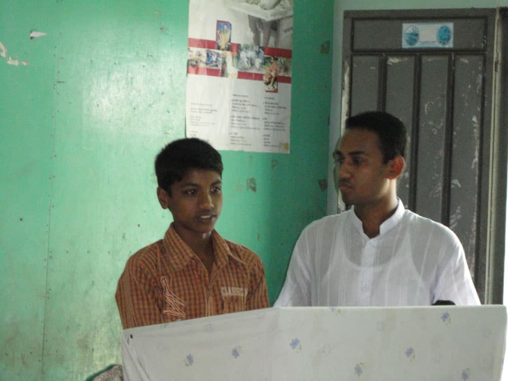 শিক্ষার্থীদের পাশে দাঁড়ানো