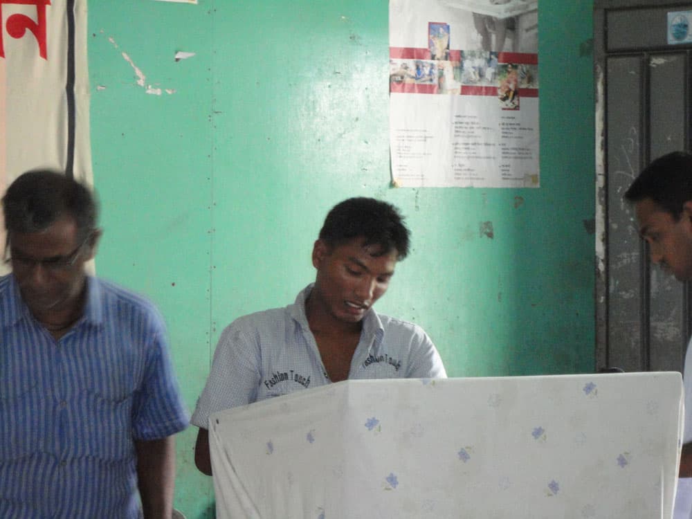 শিক্ষার্থীদের পাশে দাঁড়ানো